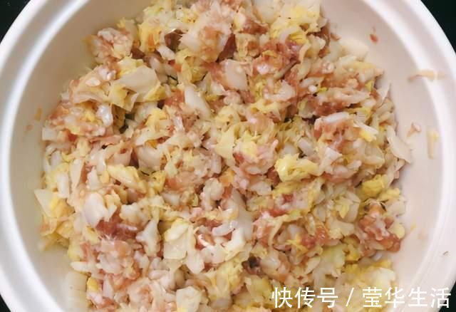 白菜馅饺子,别再加盐杀水了,多加1个步骤,白菜不出水,鲜味足
