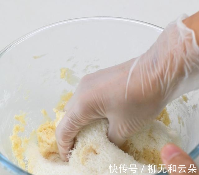 三角酥这小零食简单好做，好吃到没道理，酥到没话说，一盘不够吃！