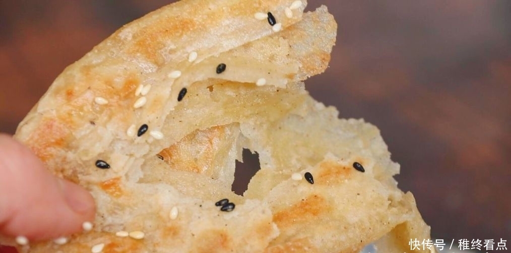 这是椒盐酥饼的做法,咸香可口,外皮超酥,轻轻一碰就掉渣