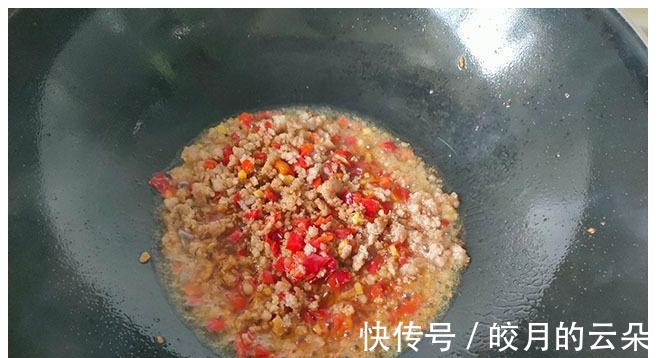 大鱼大肉|夏季,吃肉不如吃豆丝,富含蛋白质汤里煮一煮,8元做一盘,香嫩!