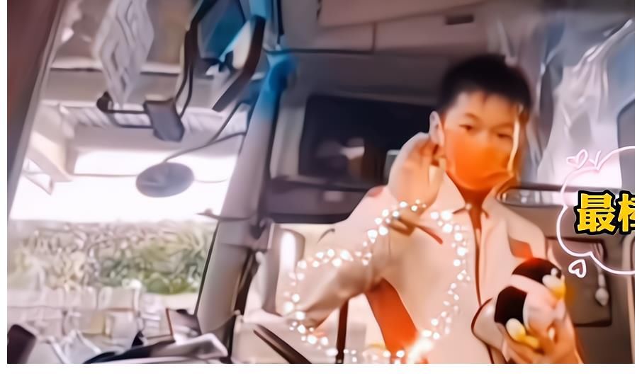 站在大巴车门口收礼物!全红婵拆开包装袋,没拿稳让礼物掉地上了