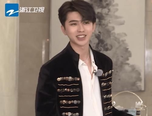 蔡徐坤《奔跑吧》预告耿直吐槽沙溢 却被反击穿得像是卖扣子的!