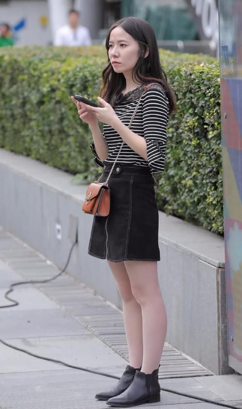 尽显|街拍:黑白条纹衫配黑色牛仔短裙,帅气减龄尽显气质女神的活力美