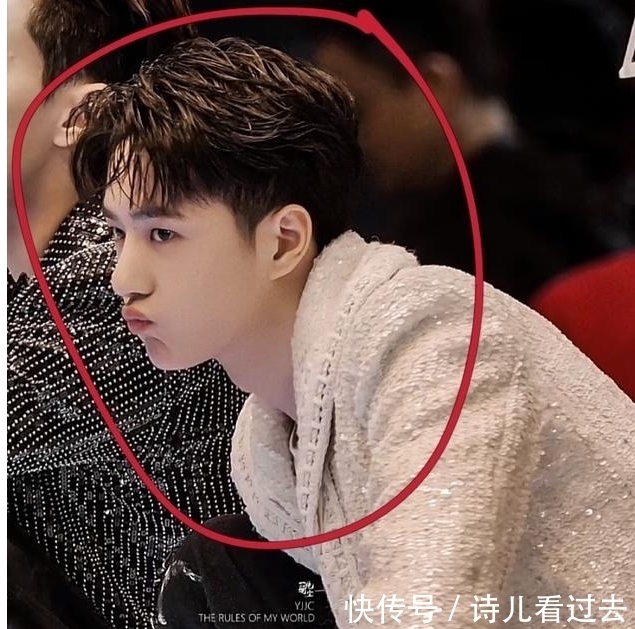 街舞總決賽小彩蛋:王一博坐在地上休息,喝水時(shí)像小孩子