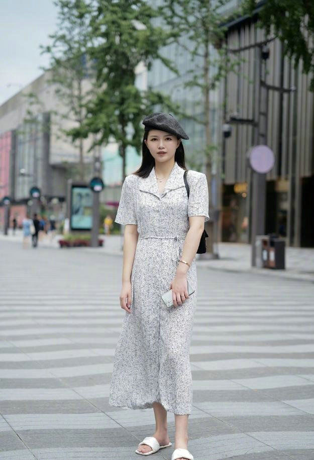 时髦|长发披肩的小美女,身穿时髦连衣裙,靓丽美极了