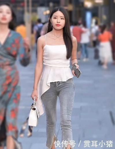 百搭|牛仔裤搭配吊带，百搭又显时髦，展现女性的温柔气息