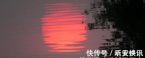 上联@宰相出上联“水底日为天上日”,书生回一下联,众人拍手叫好!