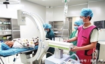 高中|17岁高中女生常感到腰疼，去医院检查后，结果男人们都很羡慕
