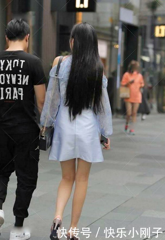  连衣裙|浅色连衣裙搭配粉红色高跟鞋，走出自己的风格！