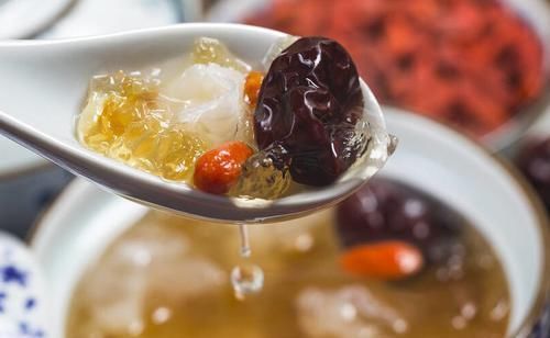 炖银耳要想出胶快又多，教你一招，炖出来黏稠又好喝