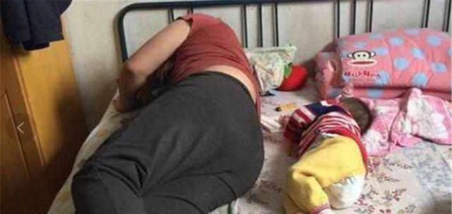 睡眠质量|一家4口“睡姿”走红,完美诠释:爸妈是真爱,两个娃是意外