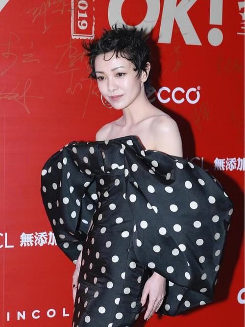 洋气|美女时尚穿搭，穿工装款风衣，短发配墨镜个性又洋气！
