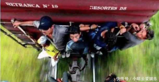 跪服|史上“尿性”的偷渡者：第一个就跪服了，都在用生命偷渡啊！