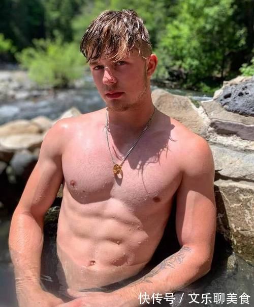 想看肌肉男的身材吗？别急，撩起衣服让你细细瞧胸肌和八块腹肌