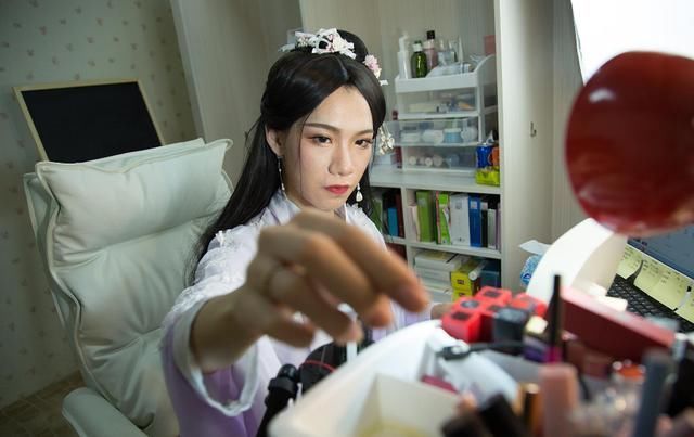 uber|靠化妆以假乱真,16岁高中生“男扮女装”,网友:是心动的感觉