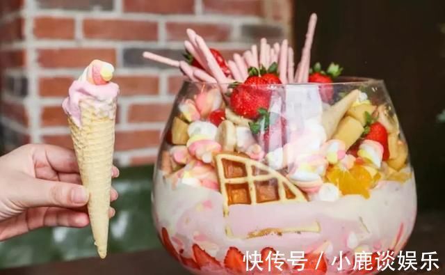 水枪|“熊孩子”在5楼窗户上玩耍，这样的孩子估计只有容嬷嬷治得了吧