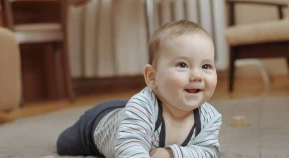 父母|“先爬后走”的孩子,和“不爬就走”的孩子,长大后有3个区别