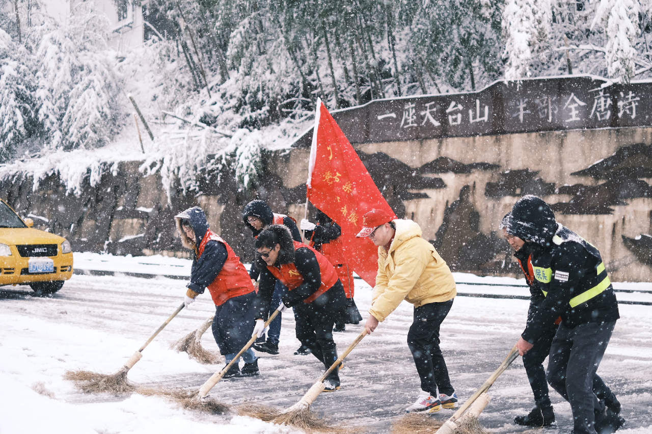 雪中情|天台：大雪中绽放一片“志愿红”