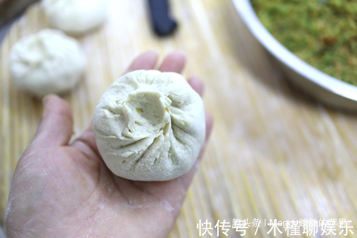 面团|三个萝卜一盆面，蒸出的大包子比肉香，越吃越香！