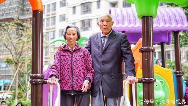 董大爷|上了年纪的老人,该不该把手里的钱告诉子女三位老人说得很实在