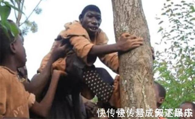 男子|非洲一男子长相似猴子,不吃饭只吃香蕉,常被人当动物欺负