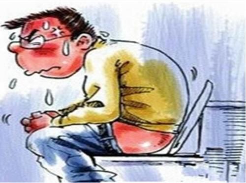 大便|痔疮和肠癌傻傻分不清，中年男子查出肠癌，大便早已“提醒”