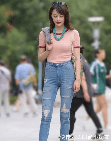 破洞牛仔裤 粉色上衣搭配破洞牛仔裤，时髦个性，少女心十足