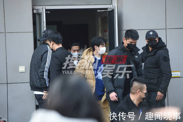 独家:王俊凯等亮相文联春晚录制 造型精致状态佳