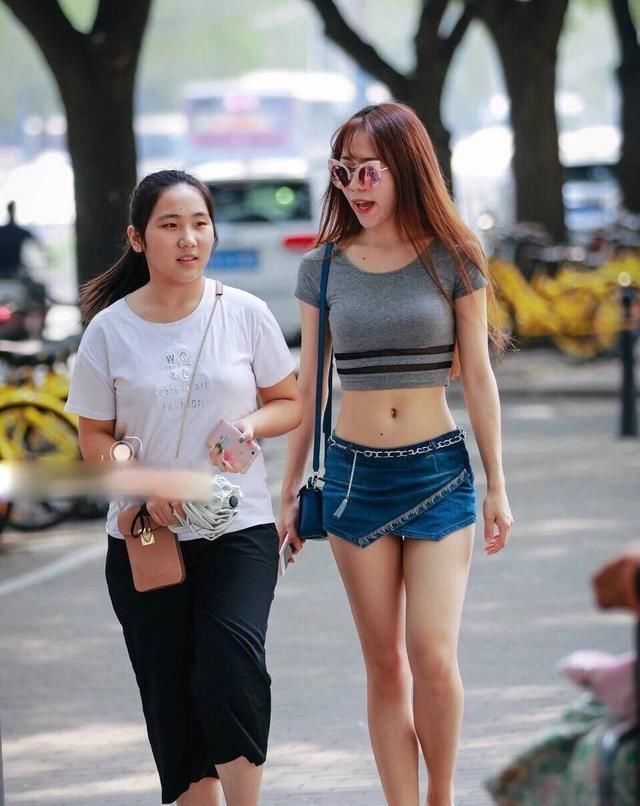 街拍小姐姐不仅大露马甲线,还大露美腿,既时尚又性感
