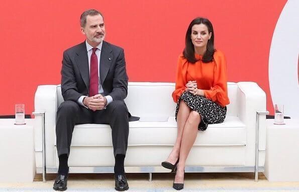 西班牙王后又穿Zara橘色灯笼袖上衣配豹纹裙真美,又要抢断货