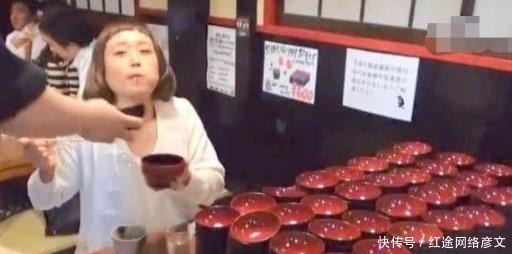 老板|大胃王吃自助面条,吃了一桌子的碗,顾客要求退钱,老板快哭了!