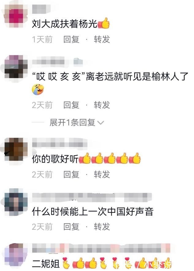 星光大道幕后曝光朱迅被人拉住熱聊,劉大成扶著楊光下臺(tái)很紳士