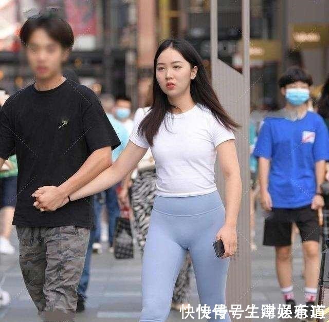 服装店 灰色打底裤搭配性感上衣,很萌很漂亮,展现时尚身材!