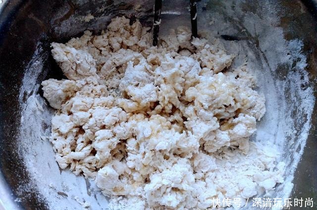 做春饼不用蒸锅,这样做一分钟一张,又薄又软,放三天也不硬