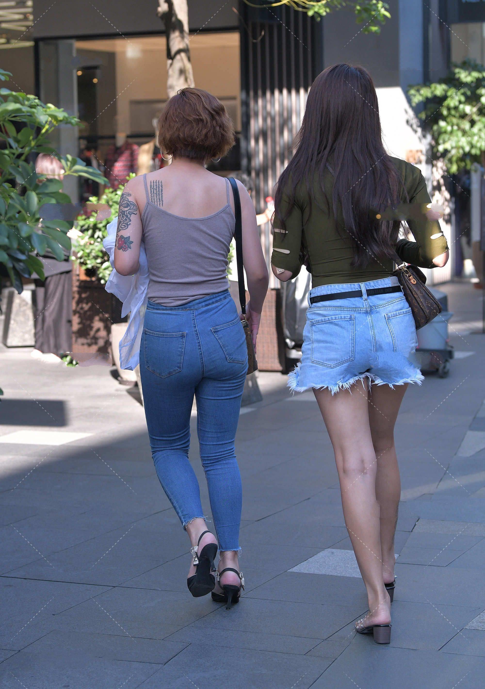 高跟鞋|灰色背心配牛仔裤,穿搭简单时尚,短发又酷又飒