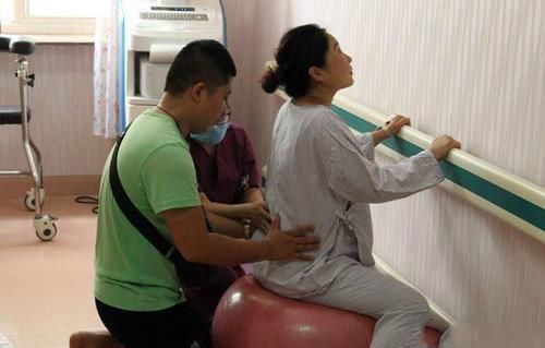 分娩|顺产妈妈“开指”慢,丈夫的举动堪称教科书,网友:百年一遇