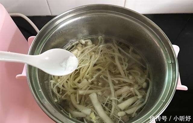 鸡蛋菌菇汤|10分钟出锅的快手营养汤,鲜美低脂,好吃不怕胖,全家都爱!