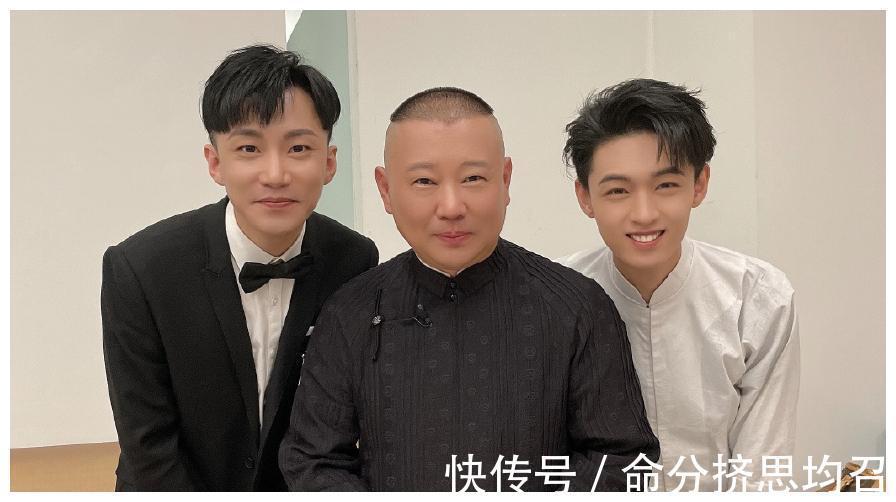 張鶴倫|何九華在《德云斗笑社》中“跪地”,這是什么操作彈幕滿是問(wèn)號(hào)