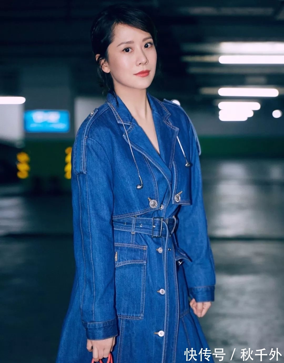 潮范儿 牛仔又流行起来了，时尚百搭不会出错，明年开春也要这么穿！
