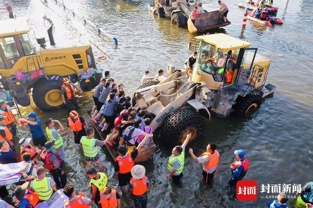 救援队|铲车+冲锋舟！现场直击河南新乡医护病患大转移