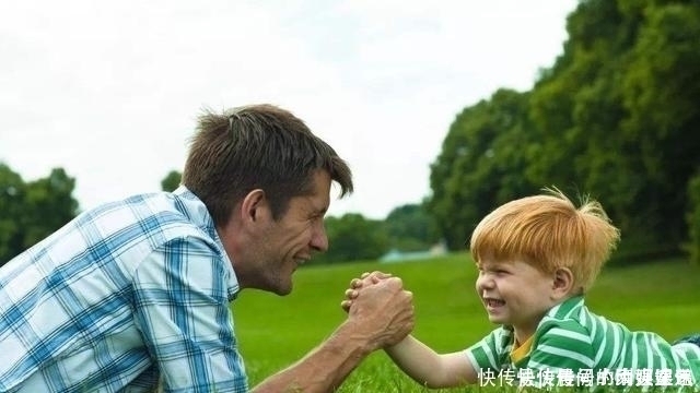 宝爸|花痴宝宝‘’第一次坐地铁,对着小哥哥不停‘’放电‘’,宝爸很无奈