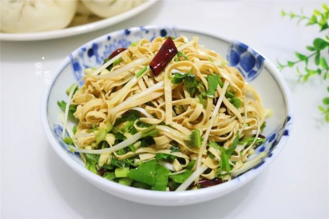 夏天最受欢迎的豆腐皮吃法，一煮一拌就上桌，软嫩入味特好吃