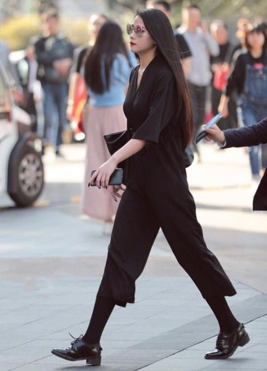 装扮 美女黑色系的装扮显瘦显气质,能为你带来不一样的酷感