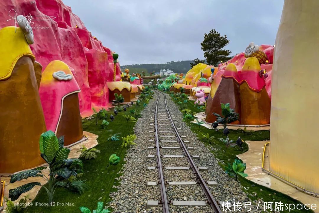 手机抓拍大雨中的木兰草原，尽现其真实的美