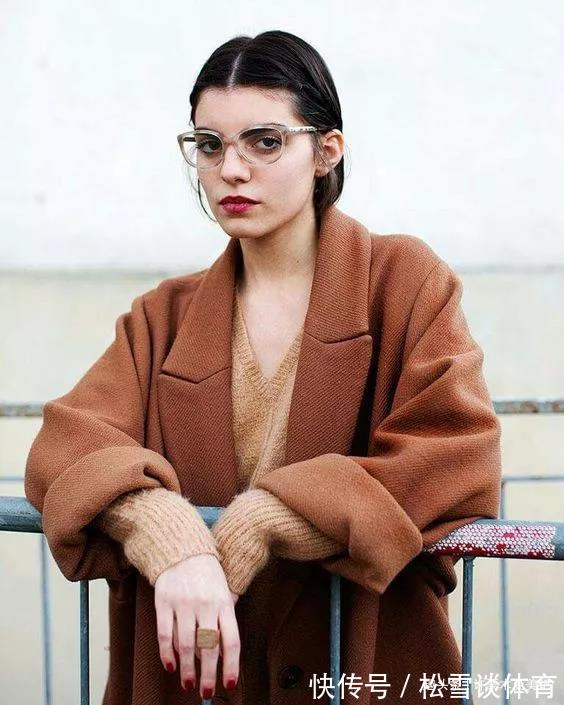 红+ 秋冬季,毛衣就买这4个“显白色”,高级不说还减龄,黄皮也能穿