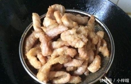 五香粉|炸酥肉，有人裹淀粉，有人裹蛋清，大厨：都不对，这才是正确做法