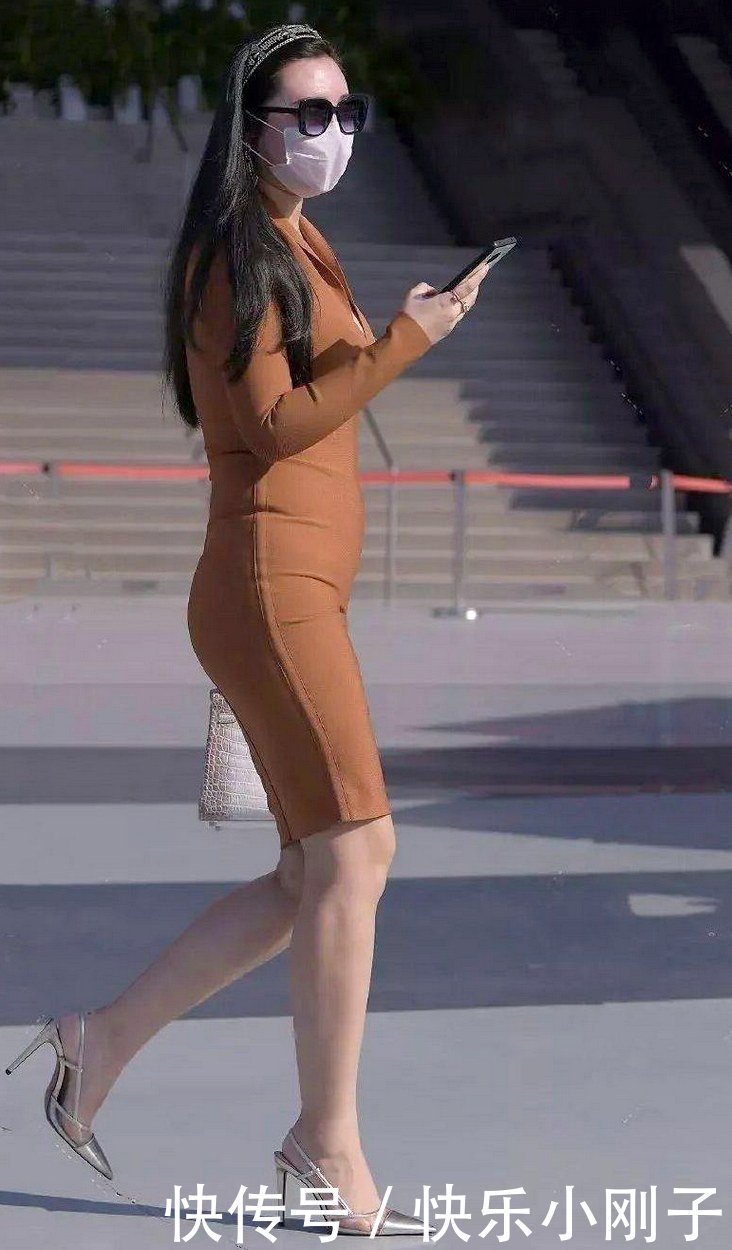 撩人|棕色连体裙搭配高跟鞋,尽显女性魅力,撩人心扉!