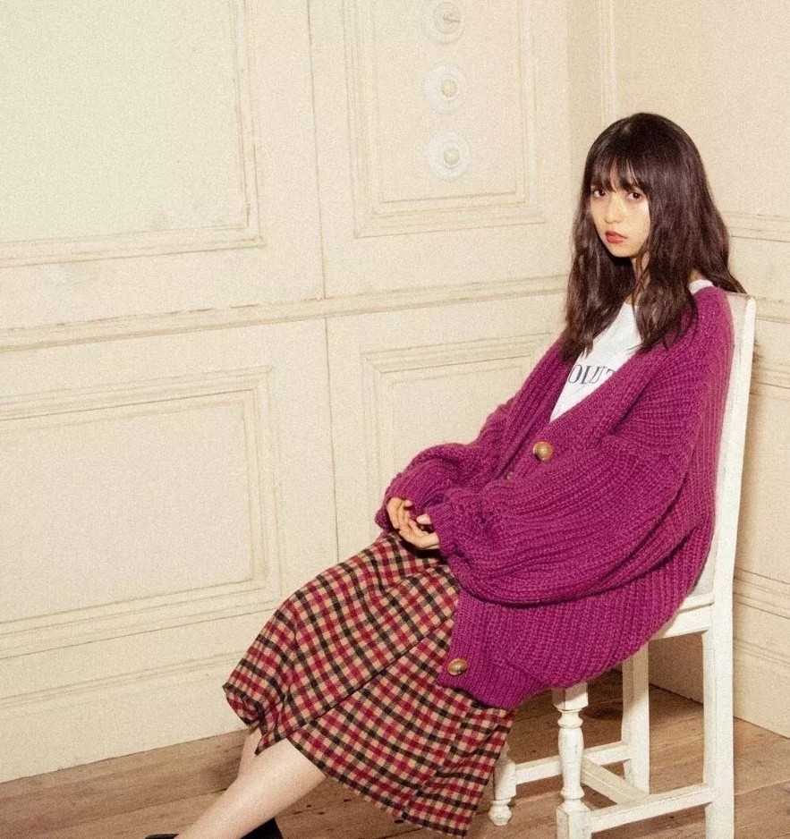 今年很流行“奶奶衫”，看似显老，穿上却很减龄，百搭不挑人