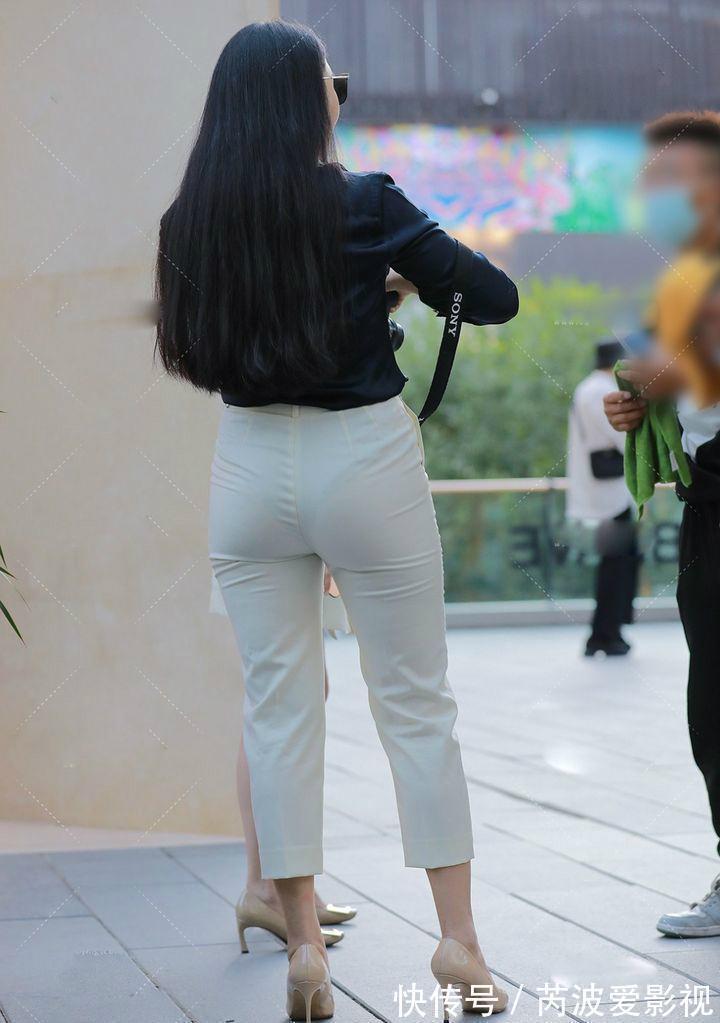 搭配 白色裤子搭配衬衫的小姐姐,带来简约干练感,看起来精力充沛