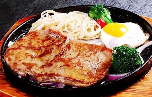 吃牛排时,为何旁边放一颗半熟鸡蛋?不懂赶紧看,免得以后闹笑话